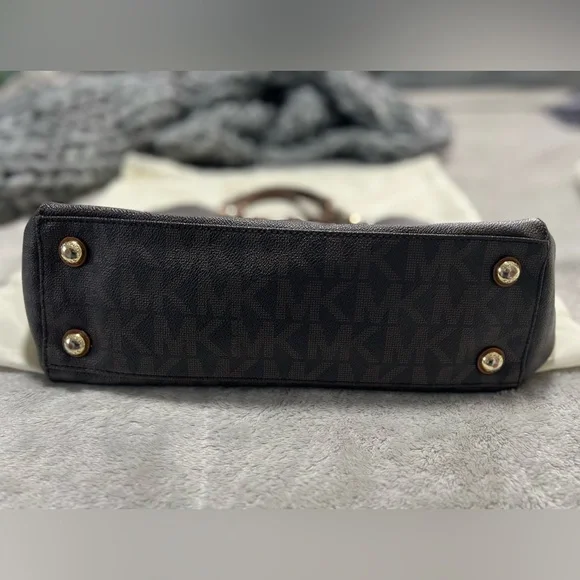 Micheal Kors Signature Tote - Picture 4 of 14